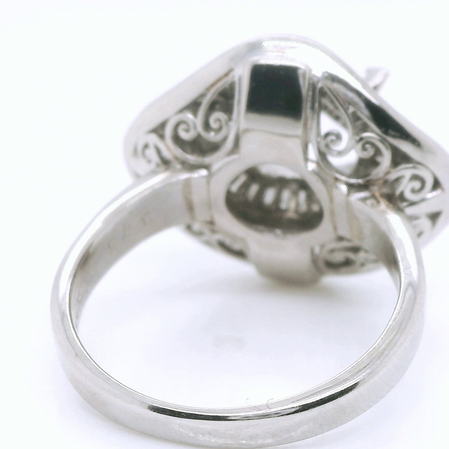 Semi Mount Oval or Cushion-shaped with Natural Baguette Diamond Halo Ring, in Platinum - Pre-owned