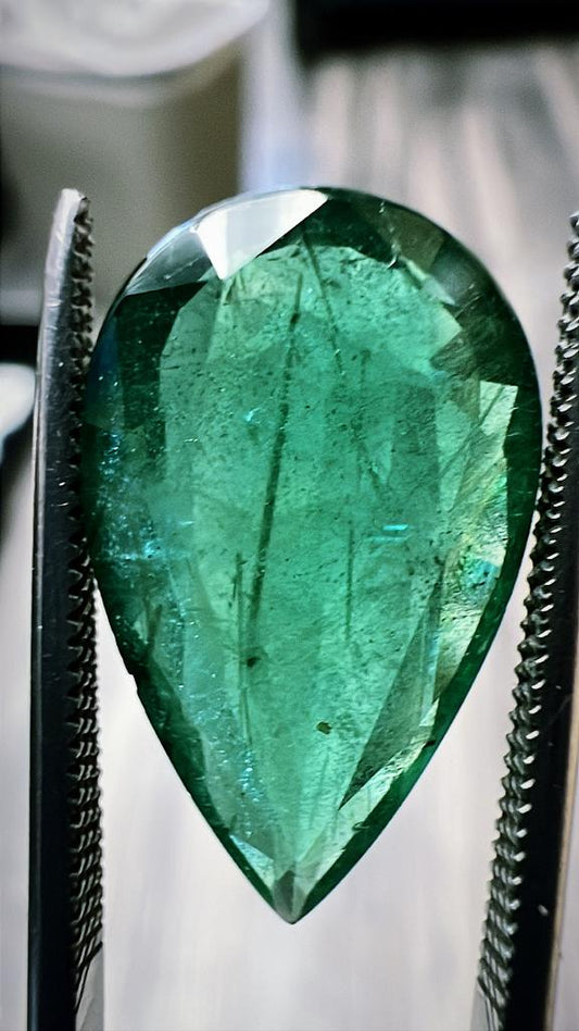 5.60 Carat Pear Shaped Emerald (Non-Certified)