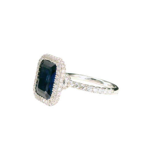 Natural Heated Sapphire and Diamonds Halo Cocktail Ring, in White Gold