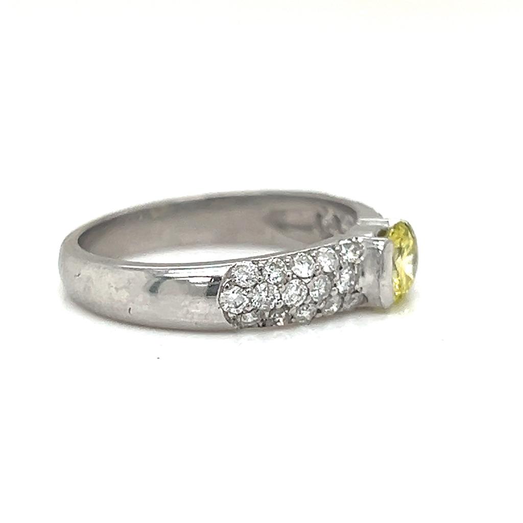 Natural Treated Yellow Diamond and White Diamond Ring, in White Gold - Pre-owned