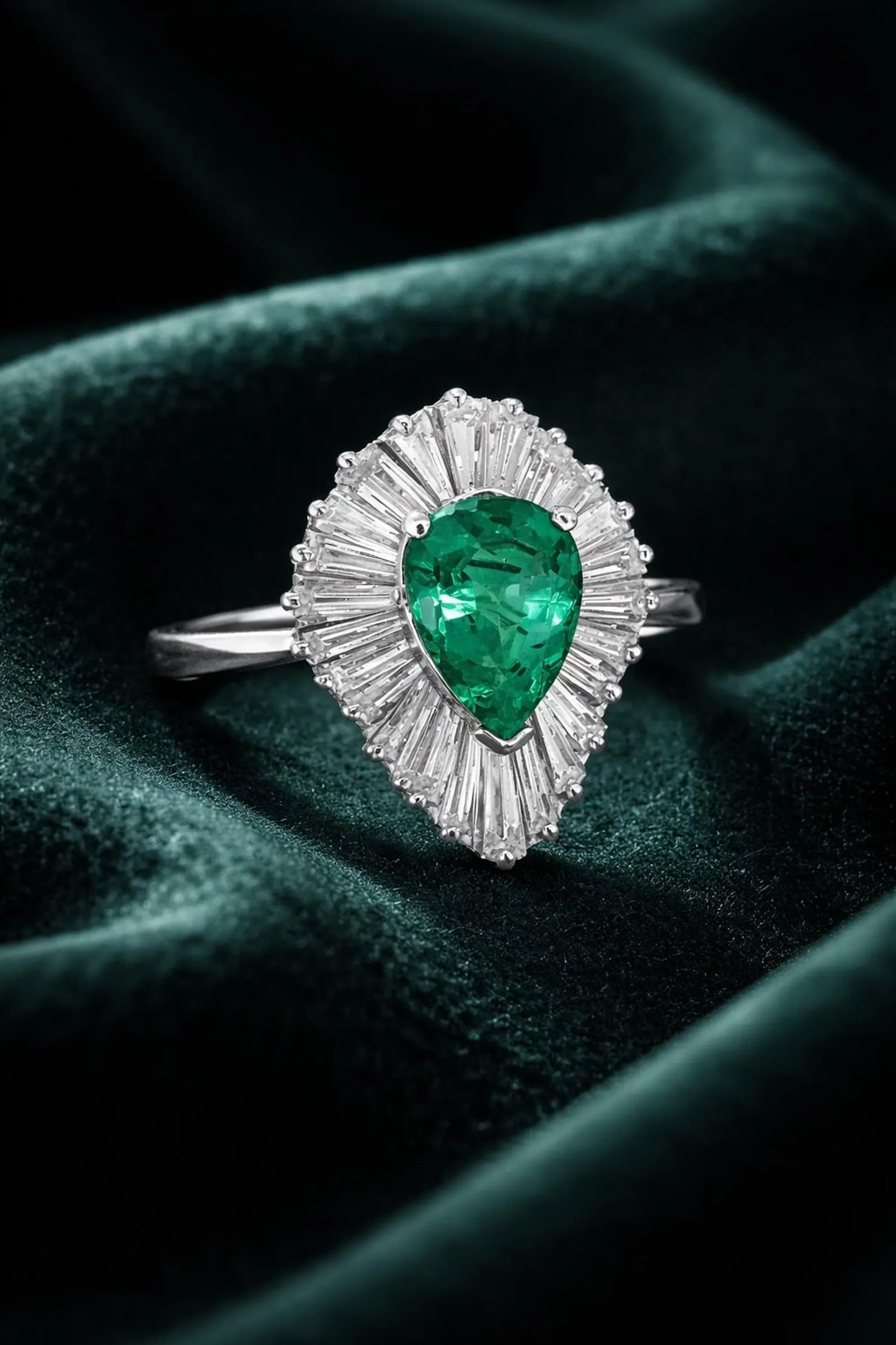 Natural Green Emerald and Diamond Cluster Art Deco Ballerina Ring, in White Gold - Pre-owned