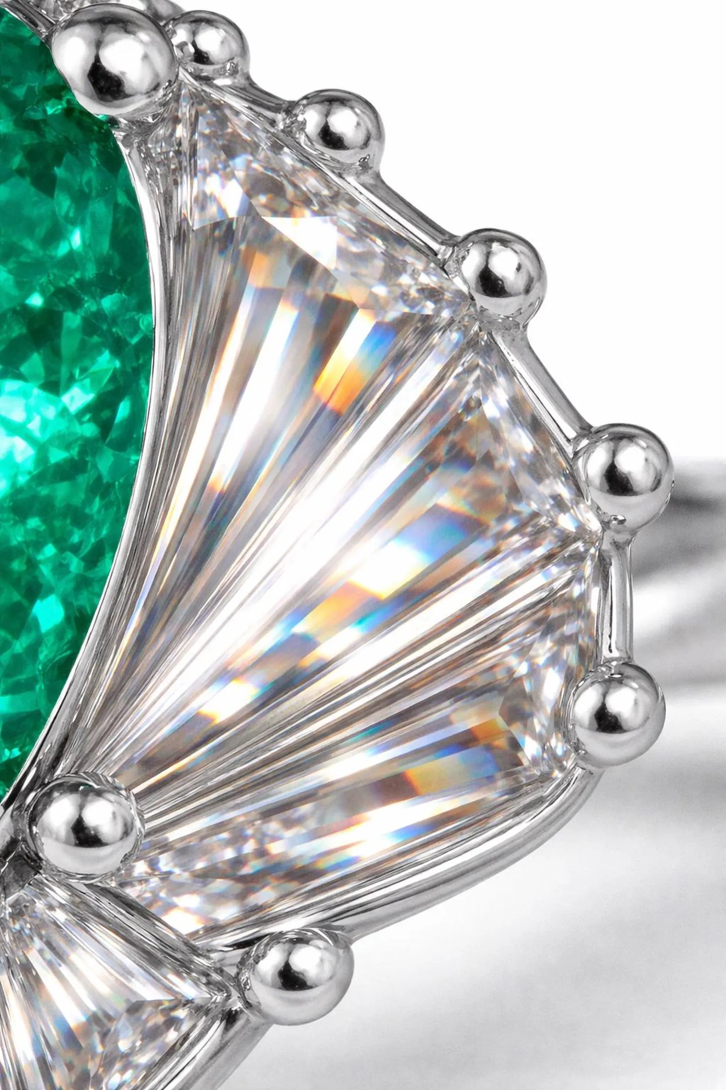 Natural Green Emerald and Diamond Cluster Art Deco Ballerina Ring, in White Gold - Pre-owned