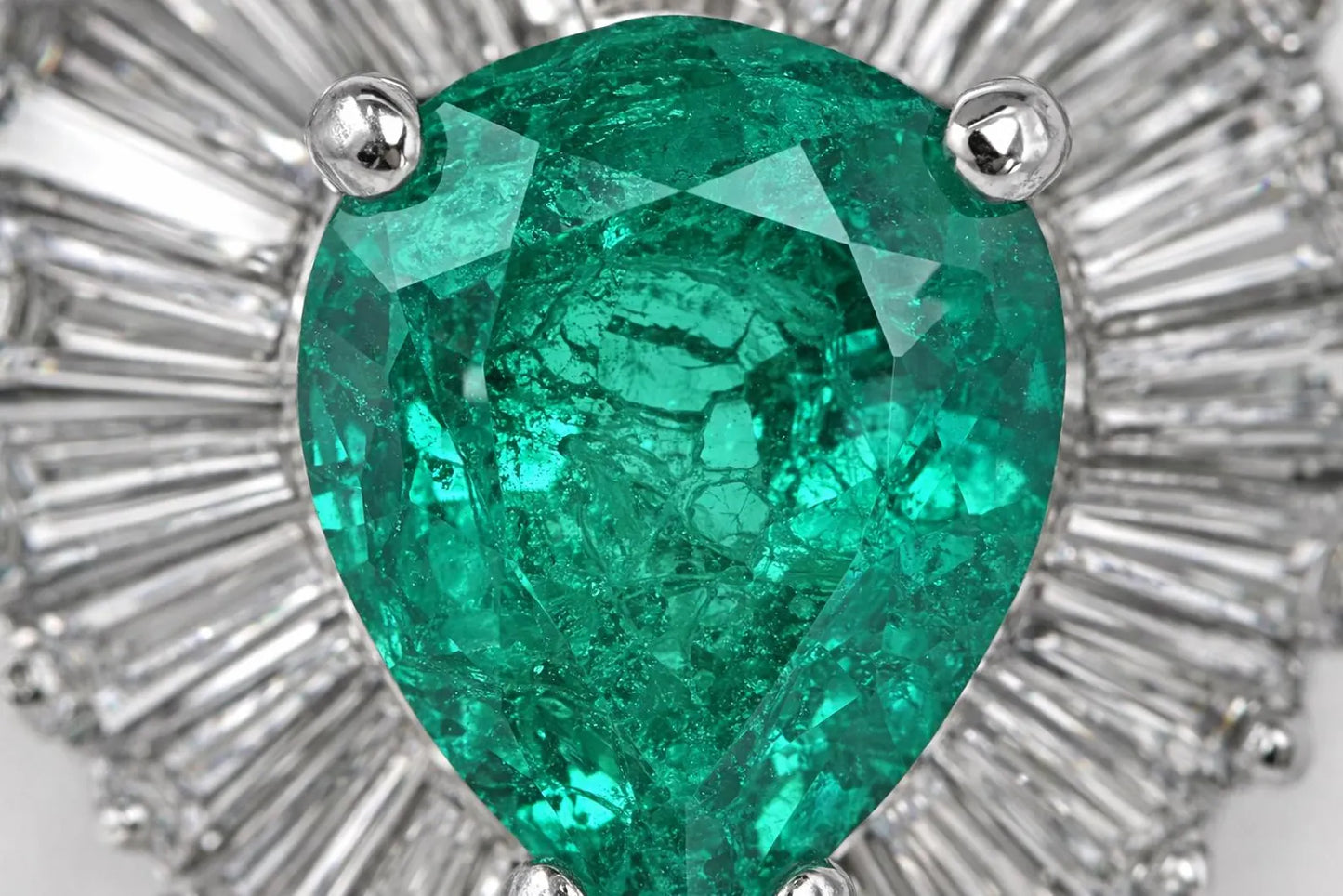 Natural Green Emerald and Diamond Cluster Art Deco Ballerina Ring, in White Gold - Pre-owned