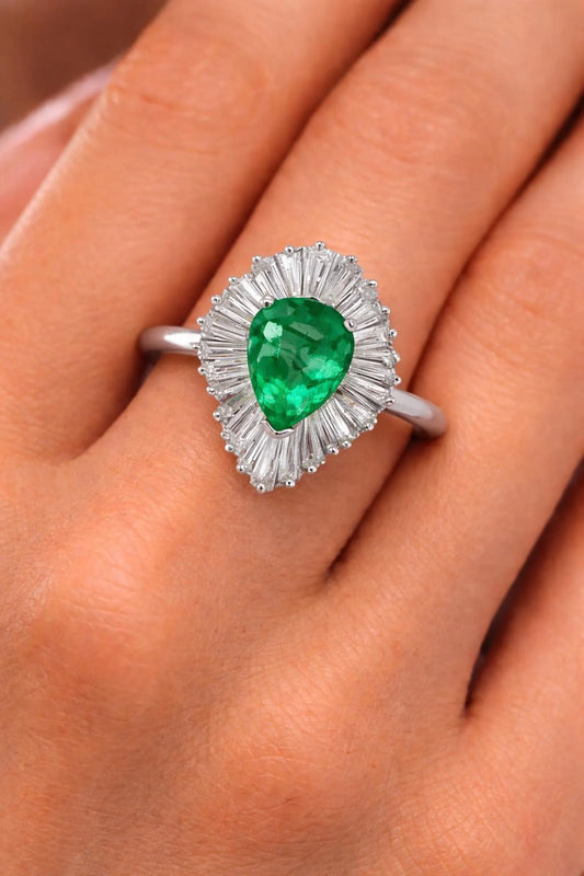 Natural Green Emerald and Diamond Cluster Art Deco Ballerina Ring, in White Gold - Pre-owned